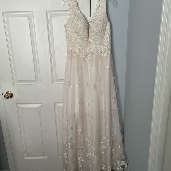 Size 8 Ivory Wedding Dress - Picture 1 of 5